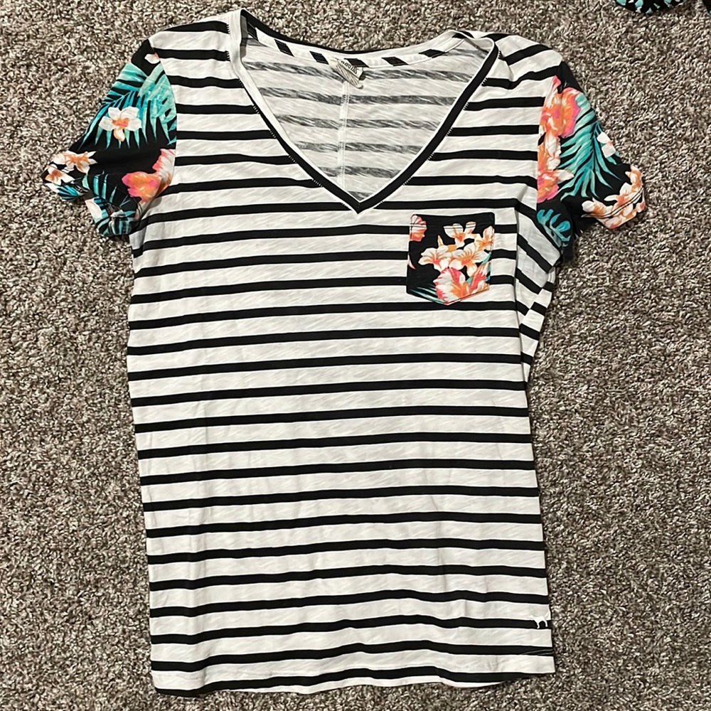 PINK Fashion v-neck t-shirt